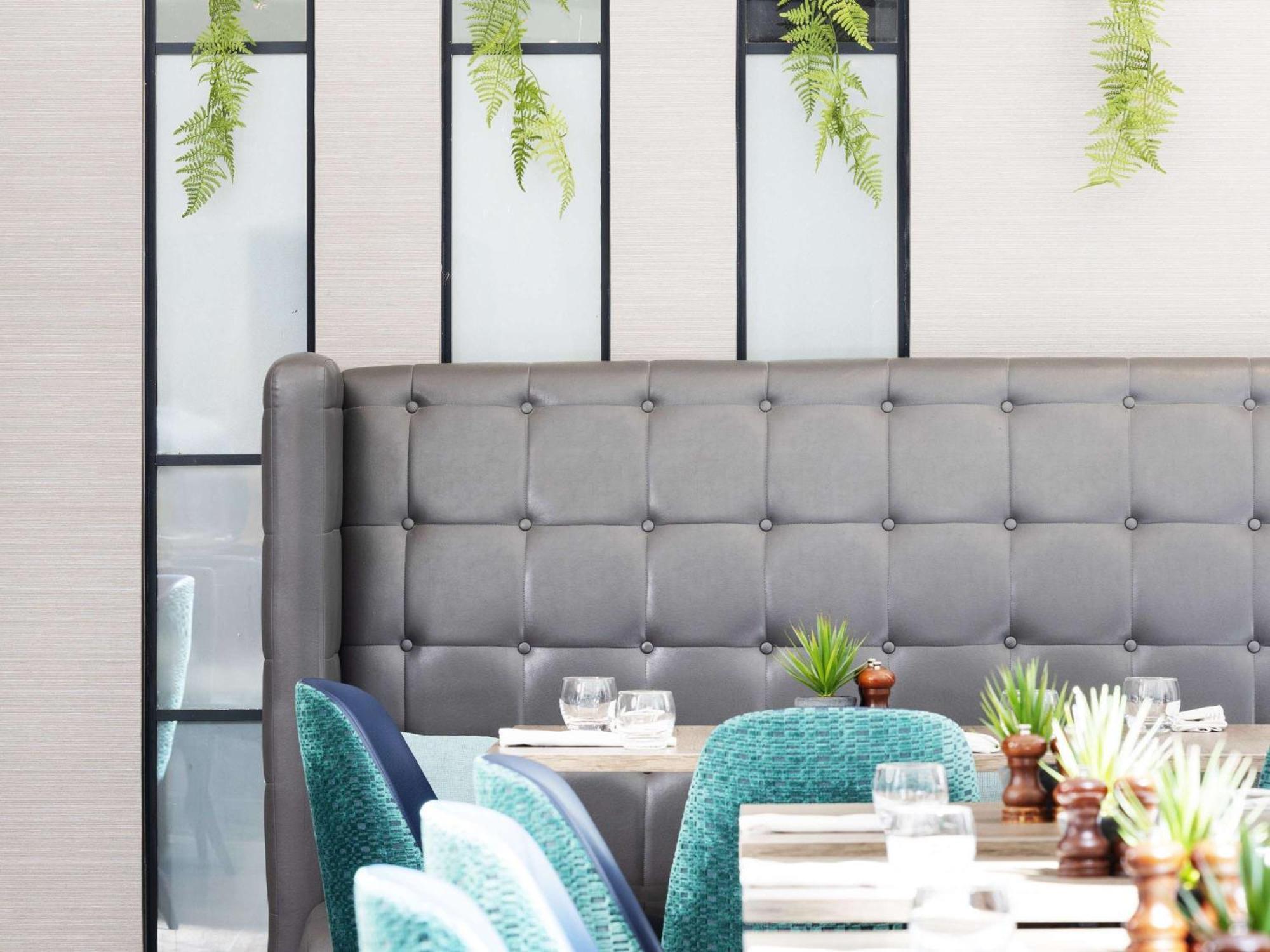 فندق سوفيتل لندن غاتويك هورلي المظهر الخارجي الصورة The interior of a restaurant