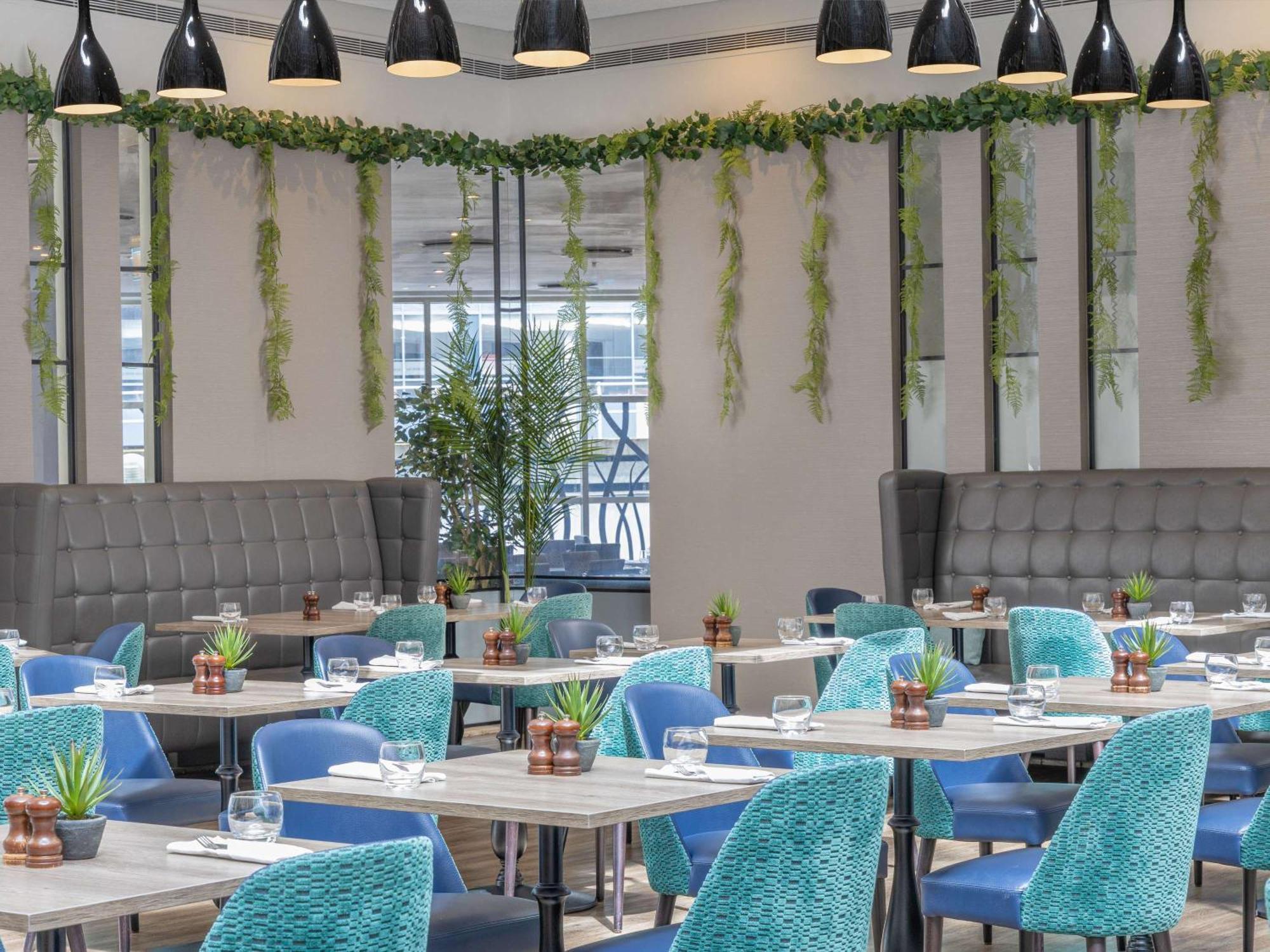 فندق سوفيتل لندن غاتويك هورلي المظهر الخارجي الصورة The interior of the restaurant